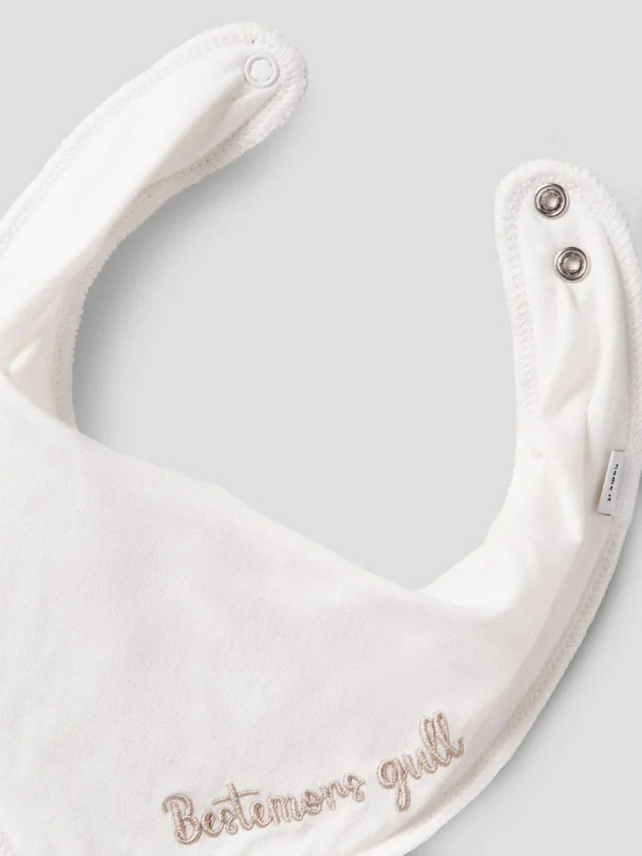 Hvit babyhette med brodert tekst &