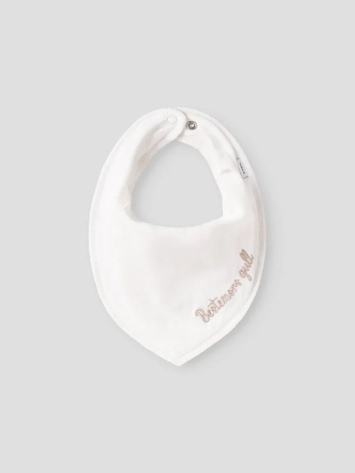Hvit babyhette med brodert tekst &