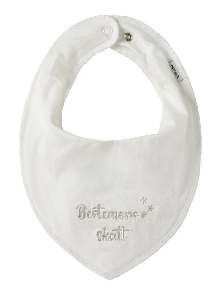 Hvit babyhette med brodert tekst &