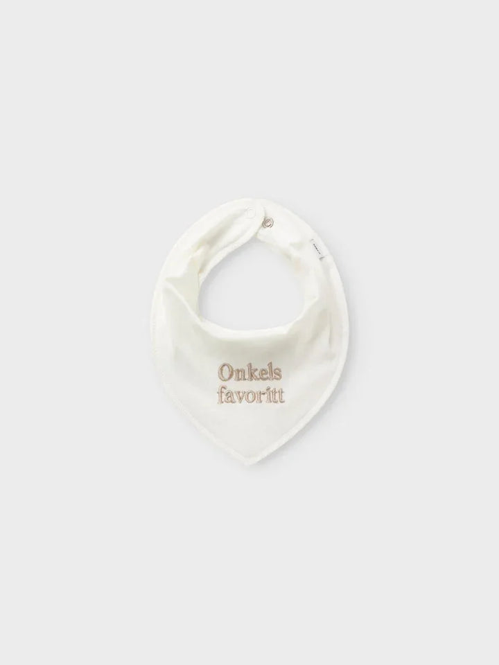 Hvit babyhette med brodert tekst &