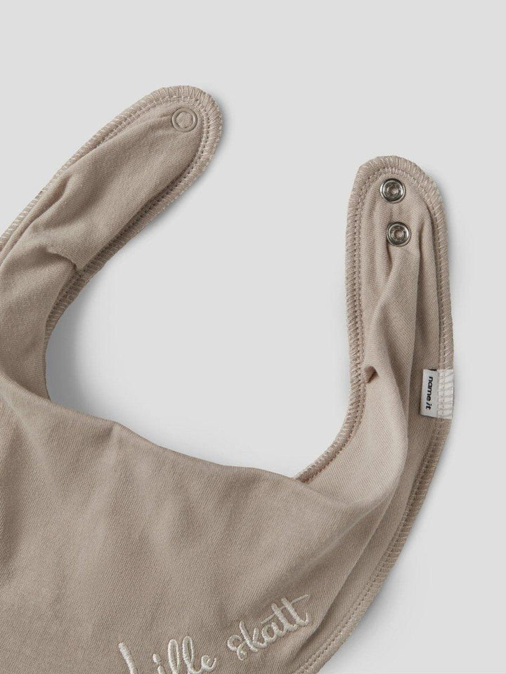 Beige babykake med &