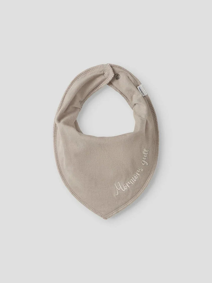 Beige babyhette med brodert tekst &