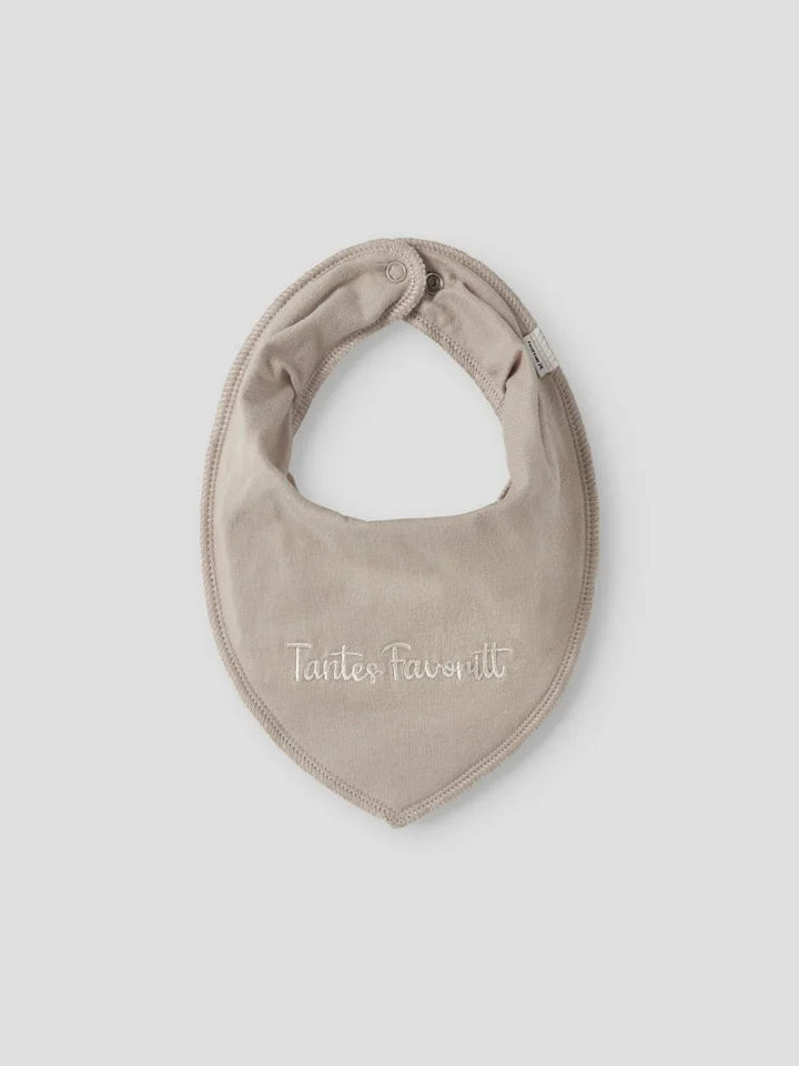 Myk babyhette med brodert tekst &