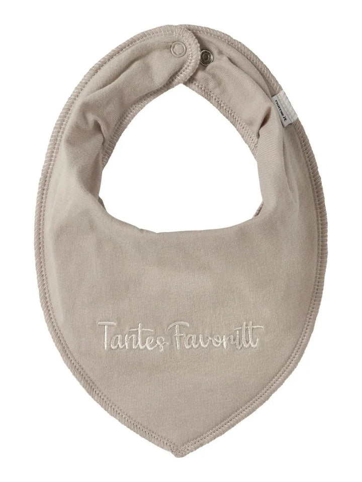 Myk babyhette med brodert tekst &