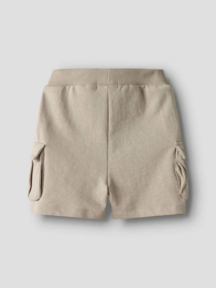 Beige barneshorts med lommer og elastisk liv, myke og komfortable for små barn
