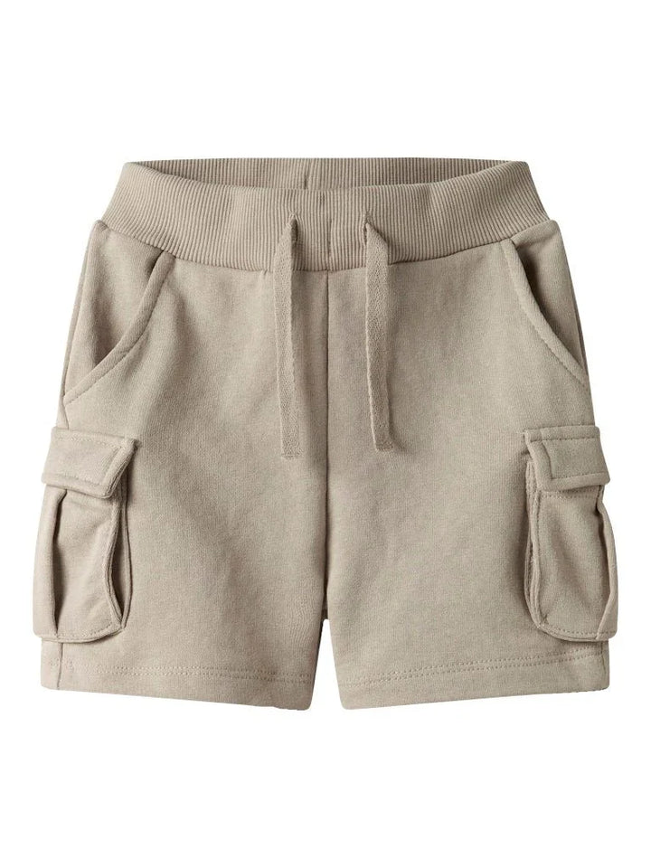 Beige barneshorts med lommer og trekord, myke og komfortable for små barn