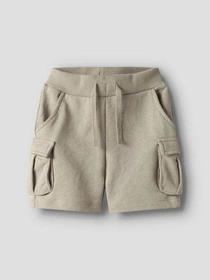 Beige barneshorts med lommer og trekord, myk bomull for små barn