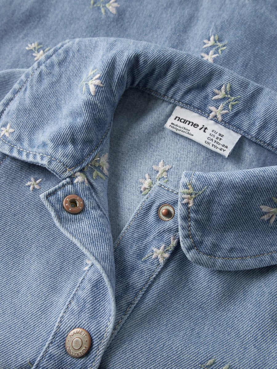 name it mini PIPER LS DENIM DRESS - Light Blue Denim | Flower Emb | Torgunns Barneklær AS