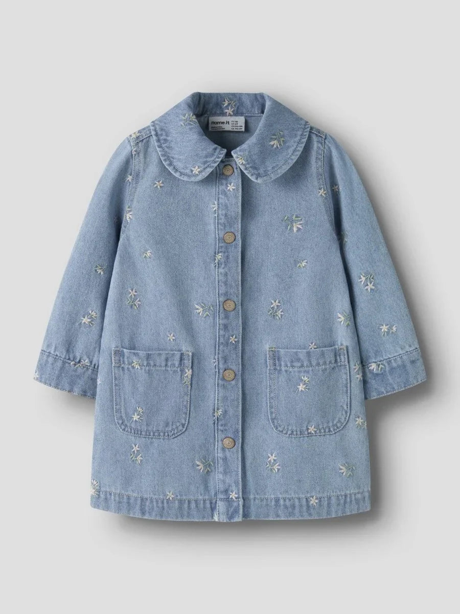 name it mini PIPER LS DENIM DRESS - Light Blue Denim | Flower Emb | Torgunns Barneklær AS