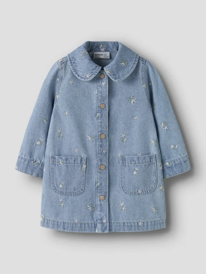 name it mini PIPER LS DENIM DRESS - Light Blue Denim | Flower Emb | Torgunns Barneklær AS
