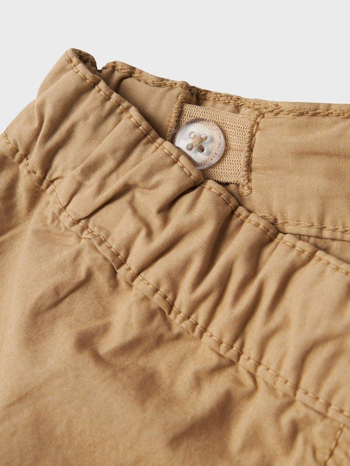 Beige barnesnøringbukse med knapp og elastisk liv, myk stoff for bekvemhet