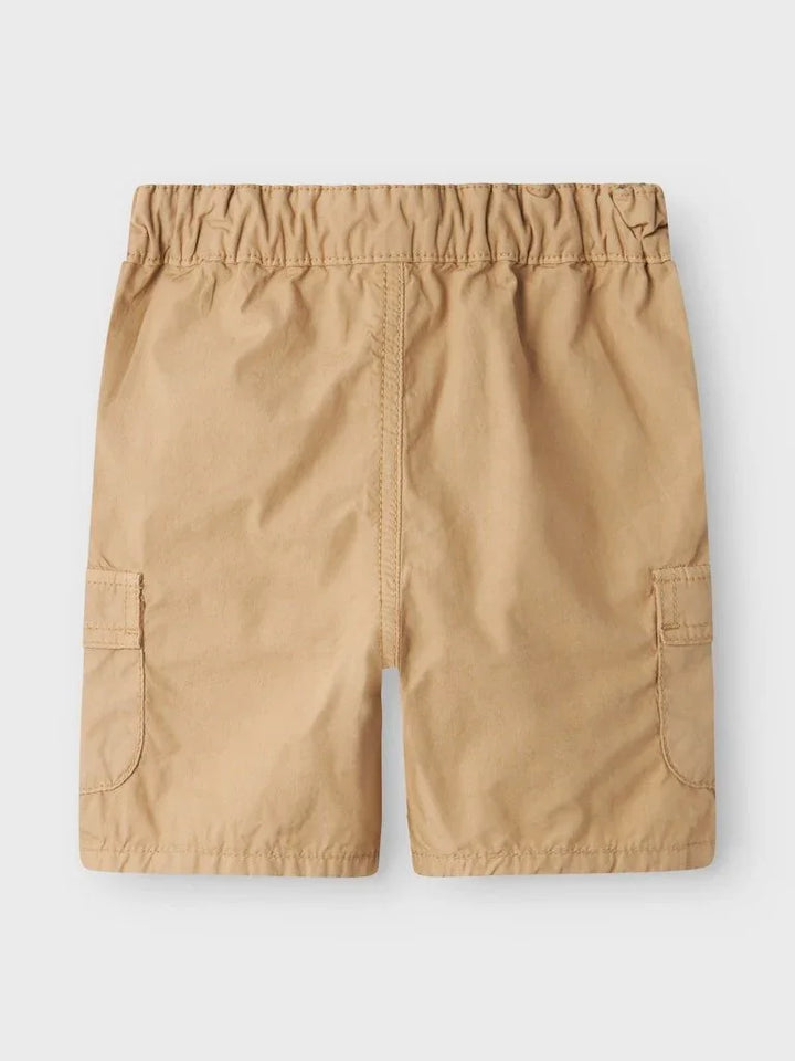 Beige barneshorts med elastisk liv og lommer, ideelle for små barn 0-8 år