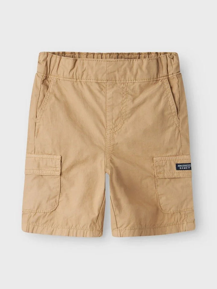 Beige barneshorts med lommer og elastisk liv, ideelle for små barn og barnehage
