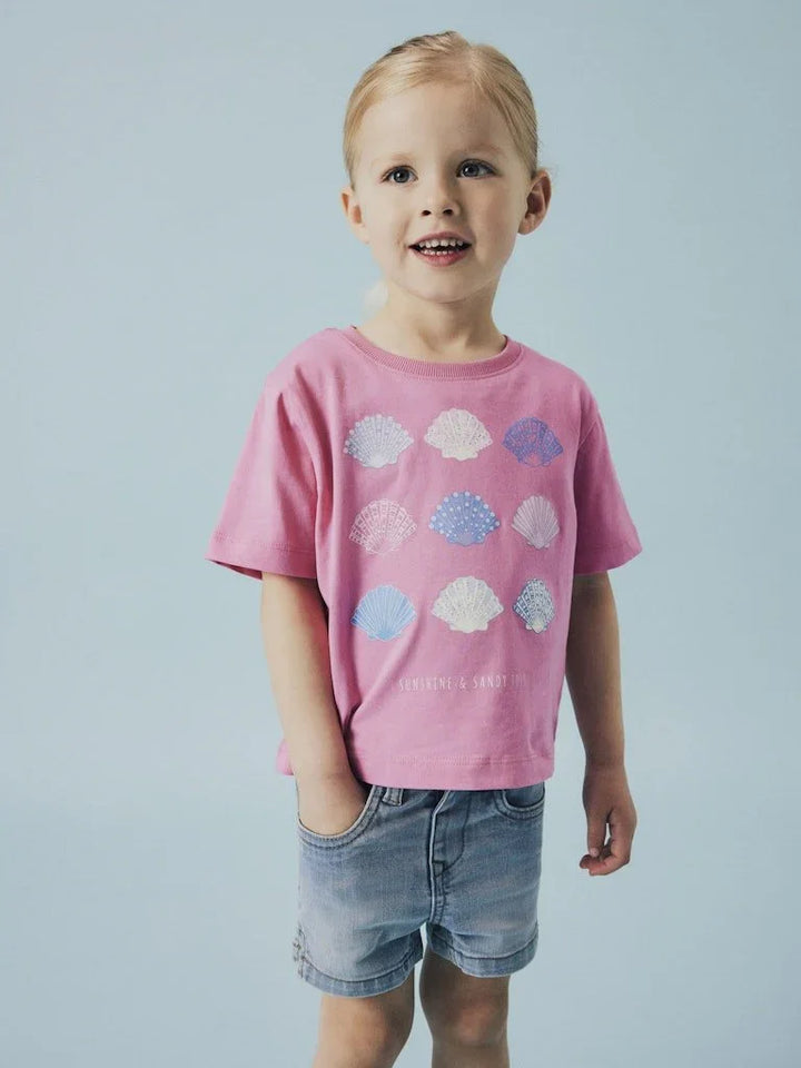 Pike i rosa T-skjorte med skjellmønster og jeansshorts, barneklær 0-8 år