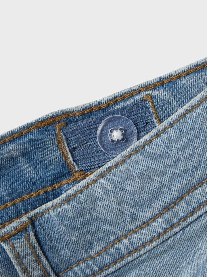 Lysblå barnejeans med knapp og brune syninger, myk denimstoff for barn 0-8 år