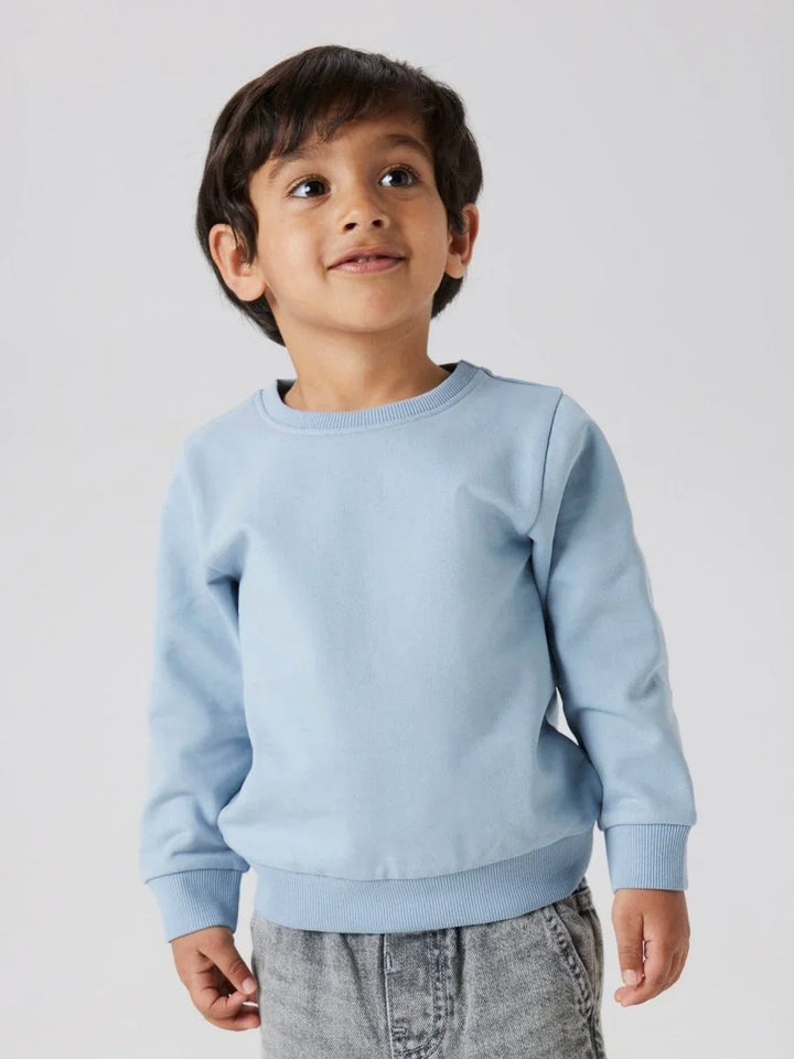 Lysblå barnesweater i myk bomull, perfekt for små barn 0-8 år. Komfortabel og bærekraftig barneklær.