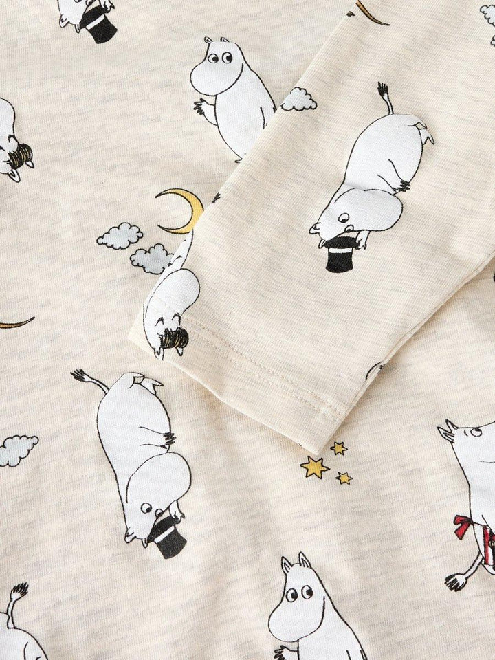 Myk Moomin-barnepyjamas med gullmåne og stjerner, perfekt for spedbarn og småbarn