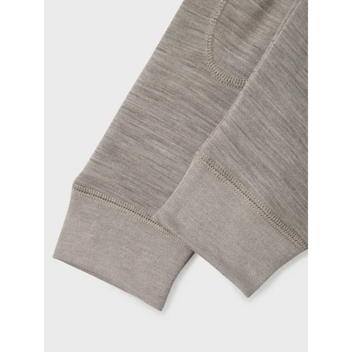 Myk grå barnebukse i ullblanding med elastisk liv og lommer, perfekt for bekvemhet og varme.