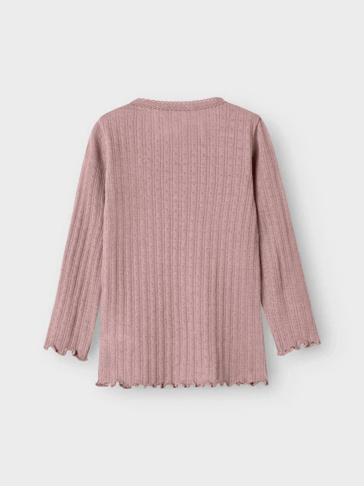 Rosa strikket barnetrøye med ruffler og ribbestrikk, myk og behagelig for små barn