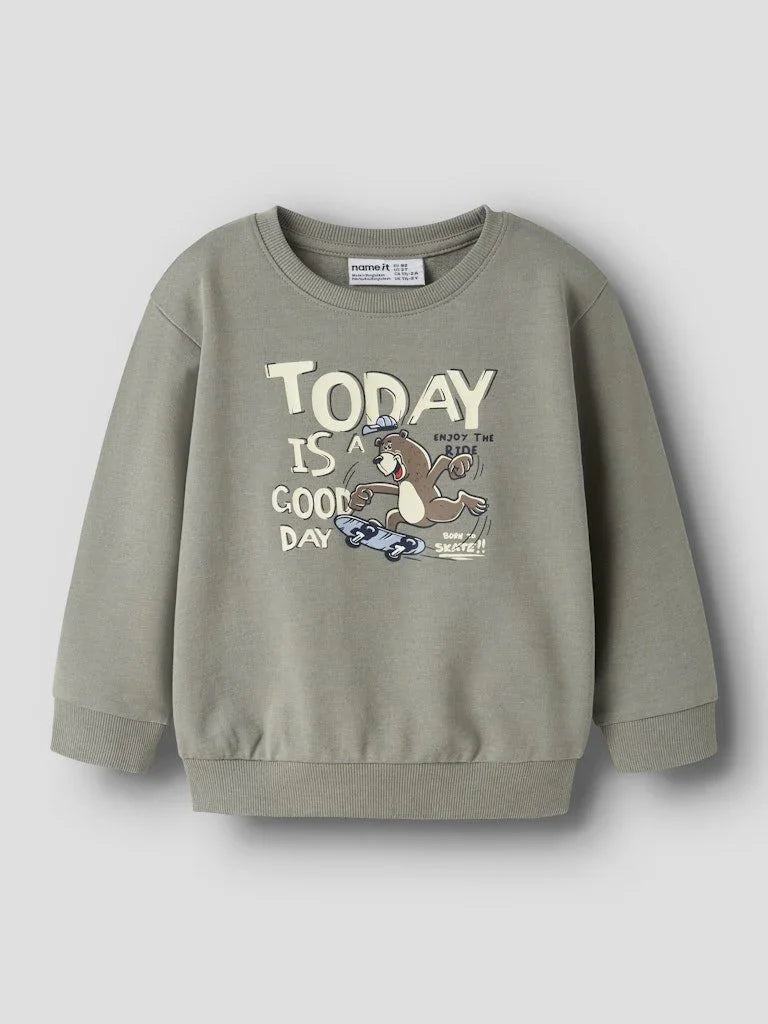 Grønn barnesweater med bjørn på skateboard og tekst &