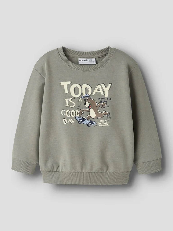 Grønn barnesweater med bjørn på skateboard og tekst &