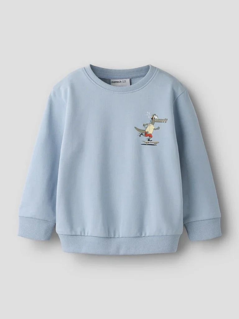 Lysblå barnesweater med krokodille på skateboard, myk og bekvem barneklær for gutter