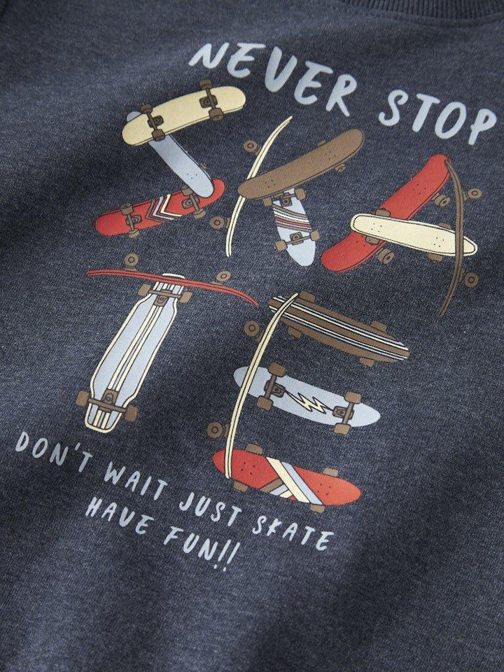 Mørk grå barnetrøye med skateboard-trykk og teksten &