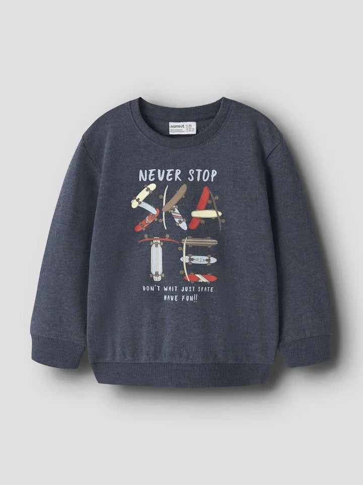 Mørkeblå barnesweater med skateboard-trykk og tekst &