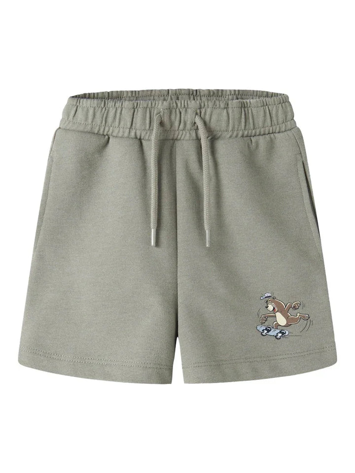 Grønne barneshorts med skaterbjørn-trykk, myke og komfortable for små barn.