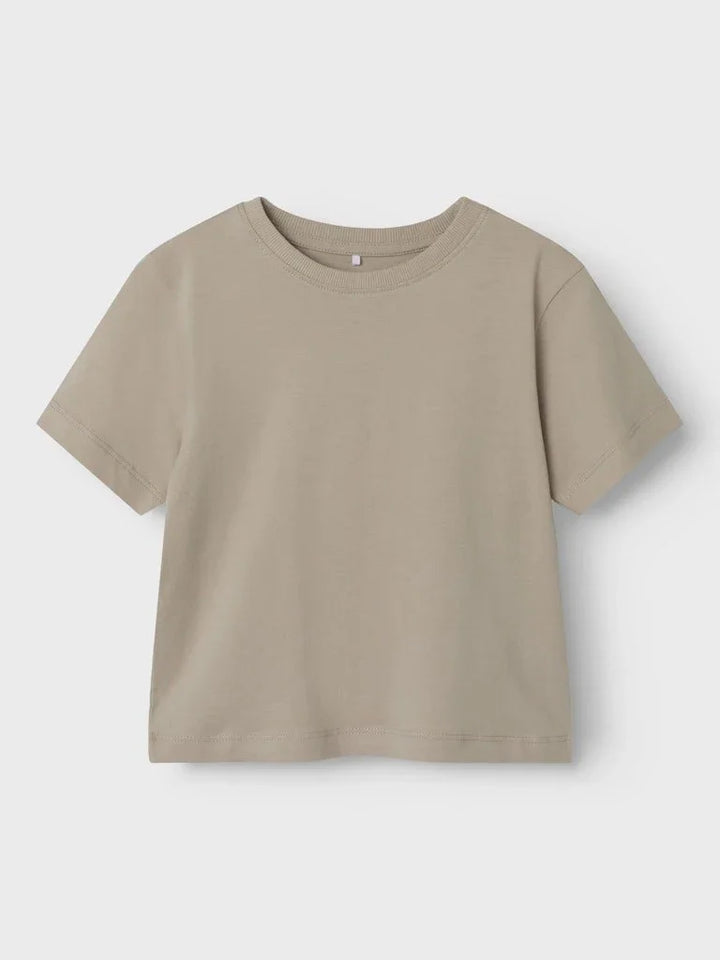 Beige barnet-skjorte i myk bomull, perfekt for små barn 0-8 år. Bærekraftig barneklær med komfortabel passform.
