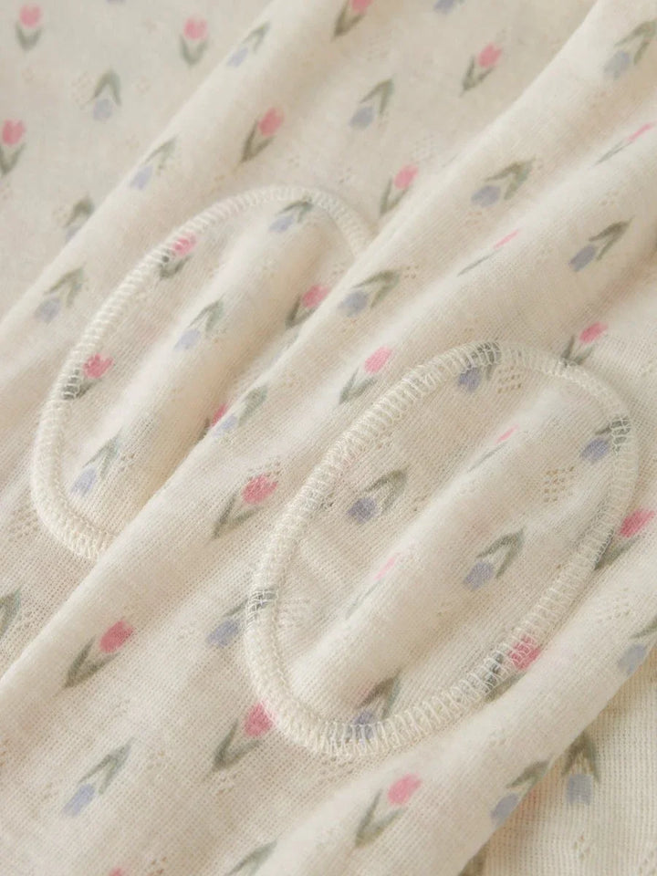 Myk barneklær med blomstermønster i lys farge, perfekt for baby og småbarn