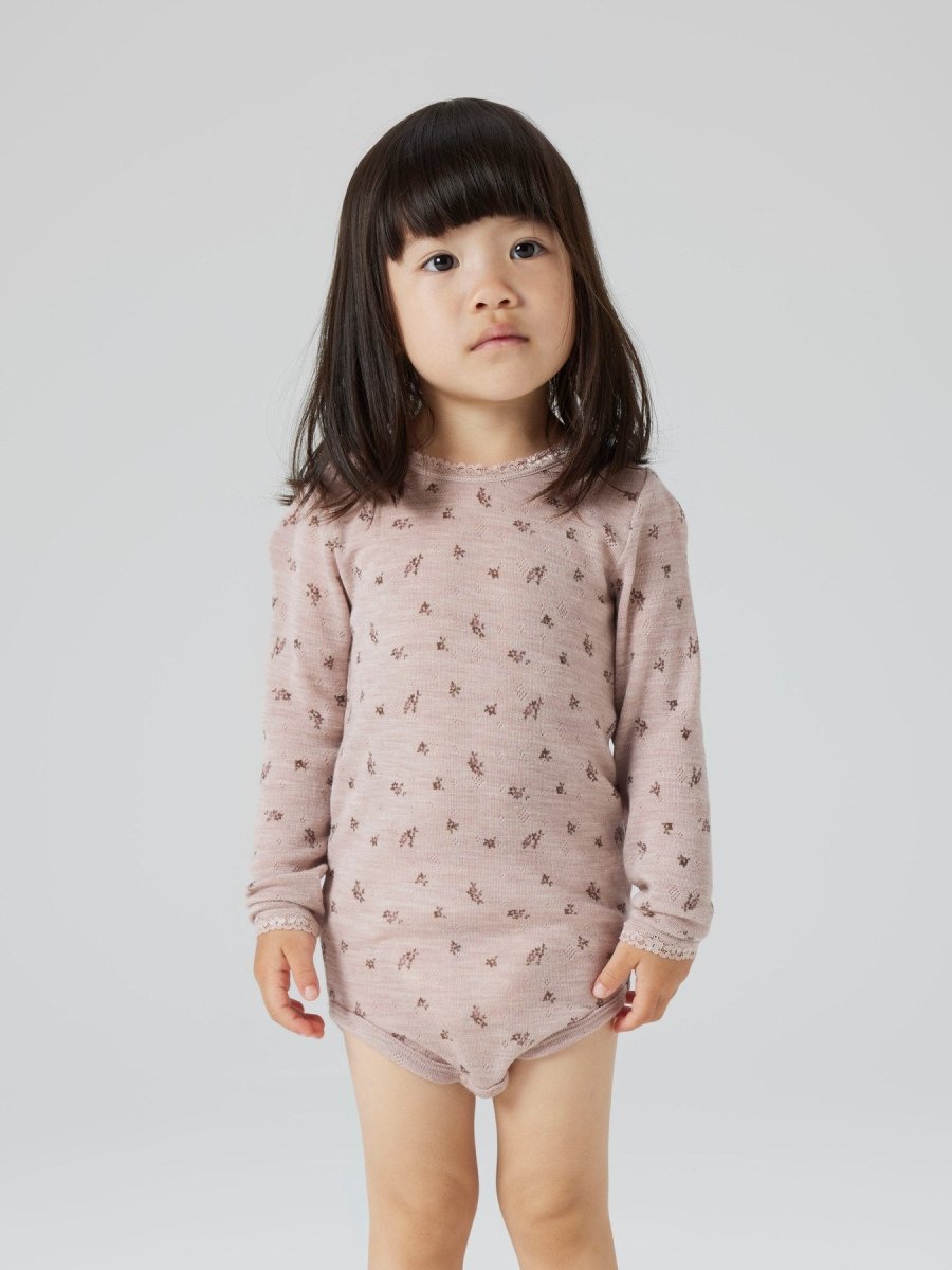 name it mini WANG WOOL NEEDLE LS BODY - Shadow Gray | Small flowers | Torgunns Barneklær AS