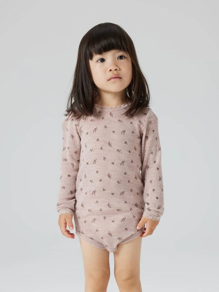 Myk rosa babybody med blomstermønster og lange ermer for spedbarn og småbarn