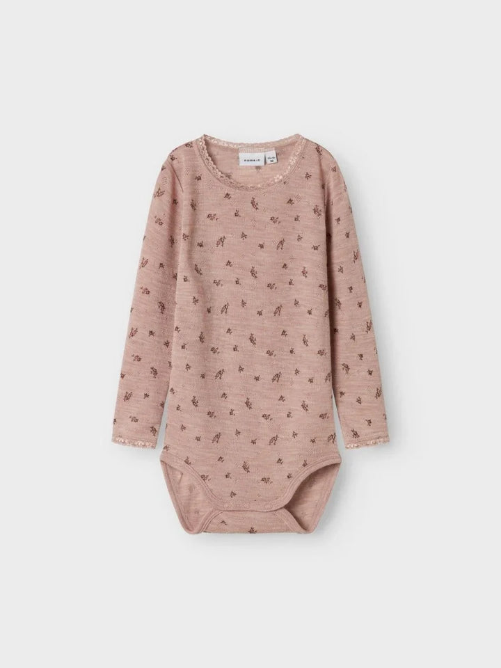 Myk rosa babybody med blomstermønster og lange ermer, perfekt for spedbarn og småbarn.