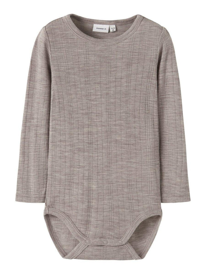 Grå langærmet babybody i myk bomull med ribbet mønster, perfekt for spedbarn 0-8 år