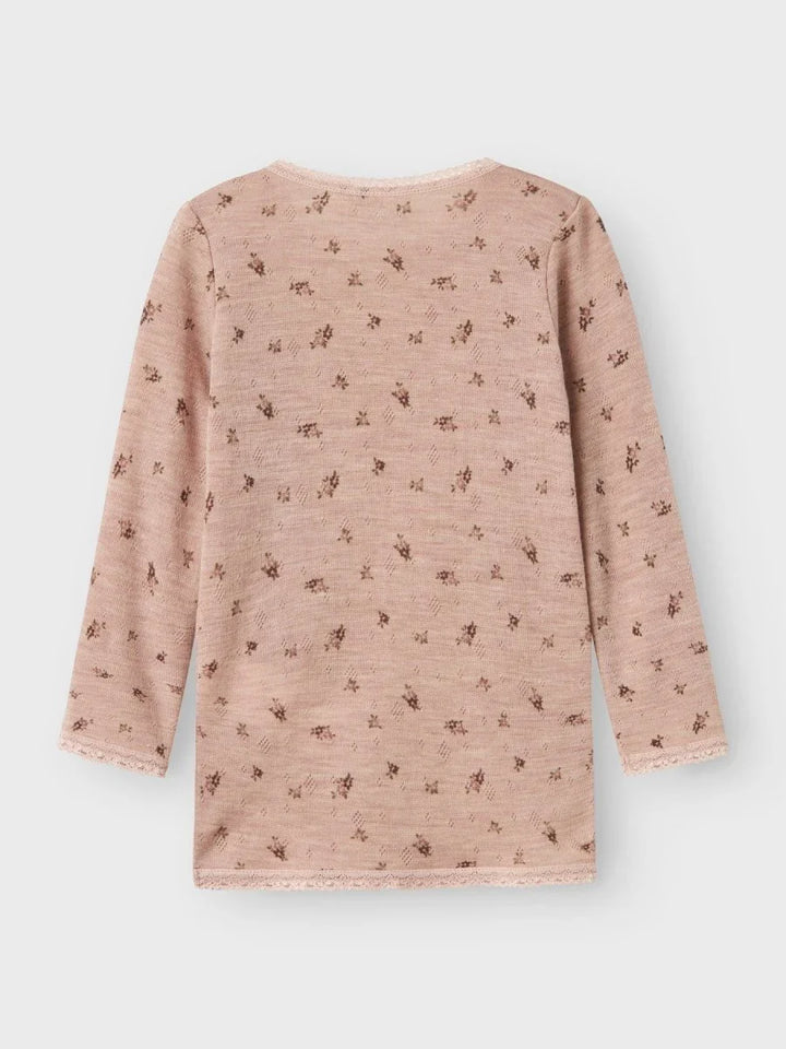 Myk rosa barnebluse med blomstermønster og spetskant, perfekt for baby og småbarn 0-8 år