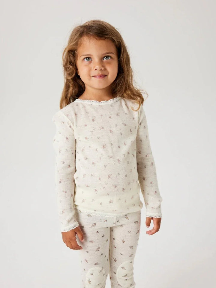 Myk ullpyjamas med stjernemønster for små barn, perfekt til bekvem søvn og daglig bruk.