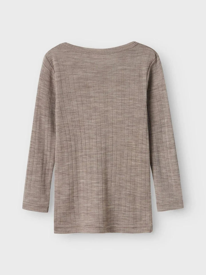 Myk, strikket langærmet barneklær i beige med ribbet mønster, perfekt for bekvemhet og varme.