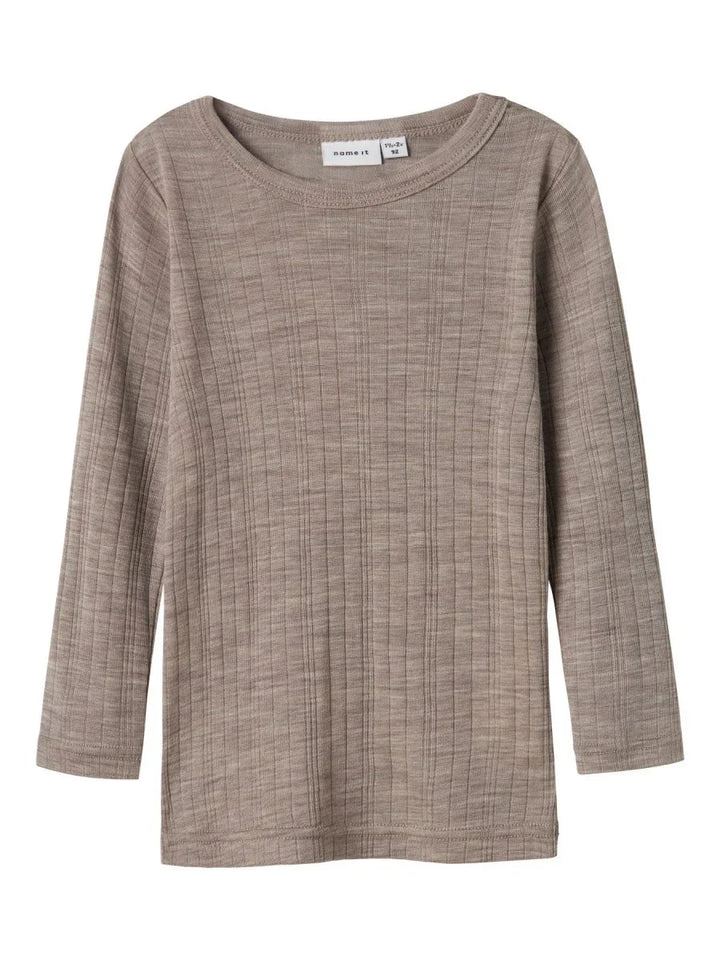 Myk, strikket langærmet barnebluse i beige med ribbet mønster, passende for spedbarn og småbarn.