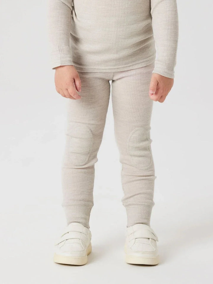 Myke, ribbestrikke barnebukser med knebeskyttere i lys beige, perfekt for små barn 0-8 år.