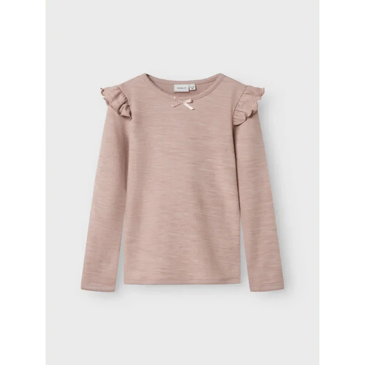 Myk rosa langærmet barnebluse med rynker og liten strikk på krage, perfekt for små jenter