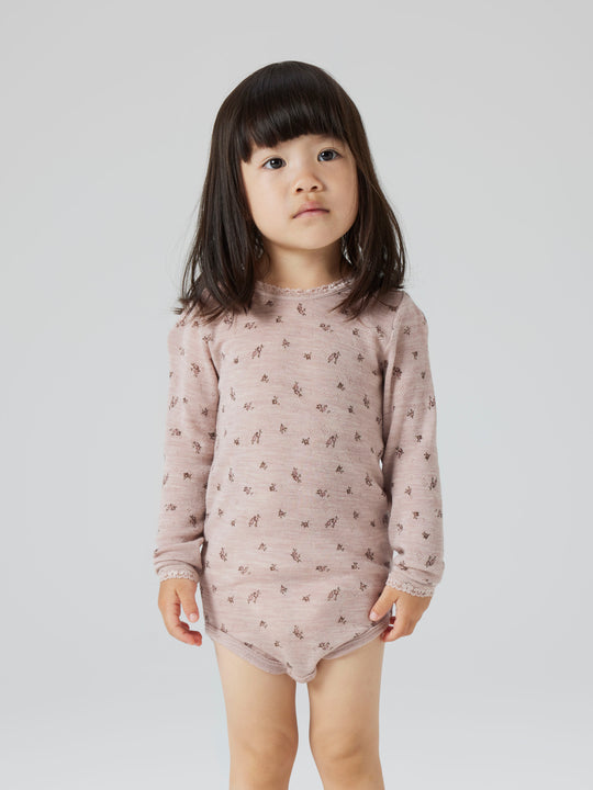 name it mini WANG WOOL NEEDLE LS BODY - Shadow Gray | Small flowers - Torgunns Barneklær AS