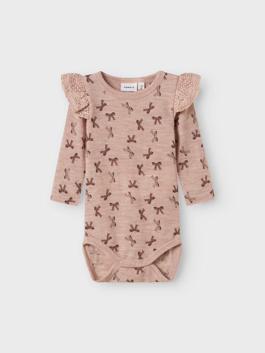 name it baby WANG WOOL RIB LS BODY AOP W/FLOUNCE - Shadow Gray | Bows - Torgunns Barneklær AS