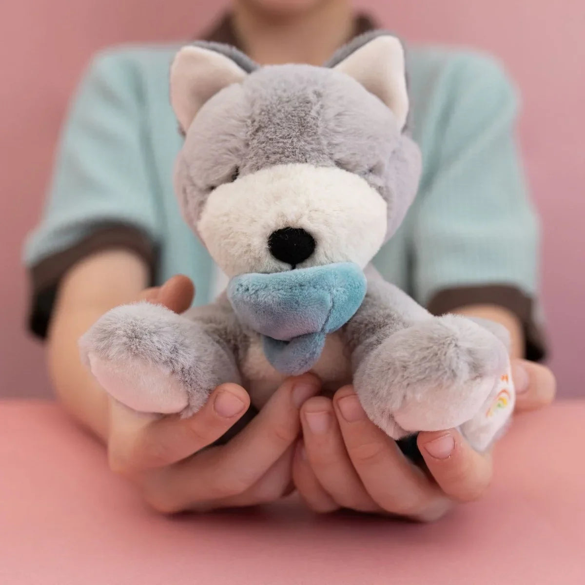 Myk grå ulv plys med blå napp, perfekt babygave og barneklær tilbehør
