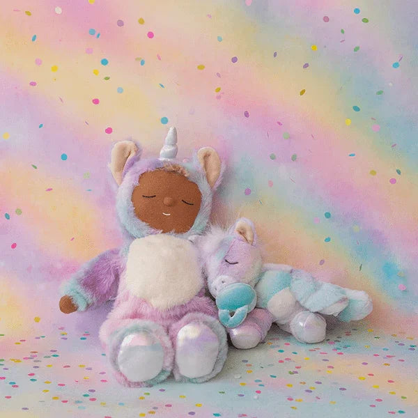 Myk unicorn plys med baby og regnbuebakgrunn, perfekt barneklær og leketøy for små barn
