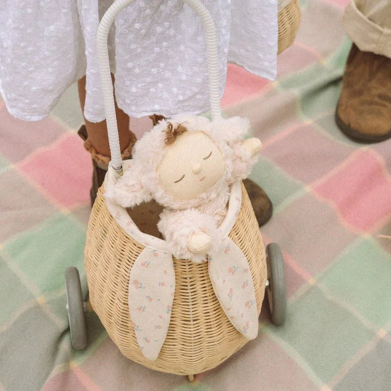 Myk ulllamme i vevd barnevogn med blomsterdetaljer, perfekt for babyutstyr og barneklær 0-8 år