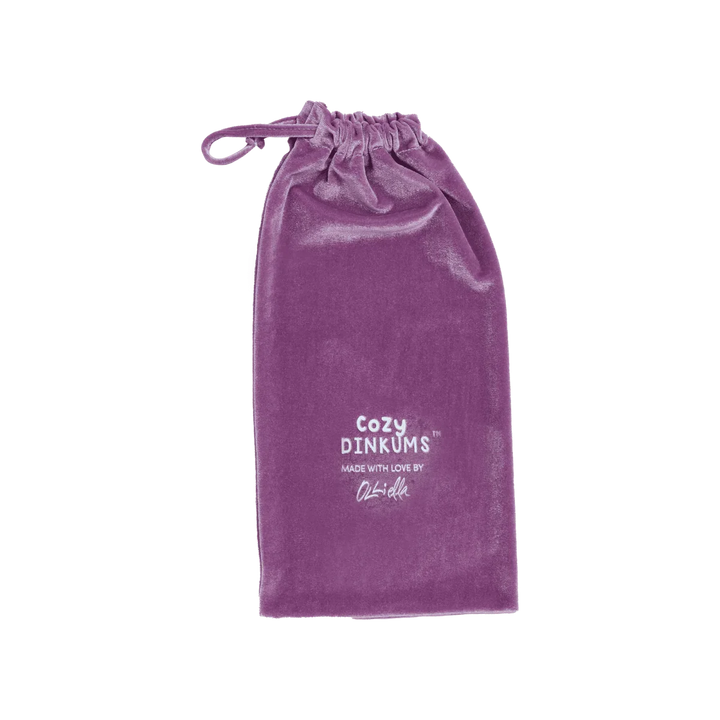 Lilla velour pose med Cozy Dinkums-logo, myk barneklær tilbehør