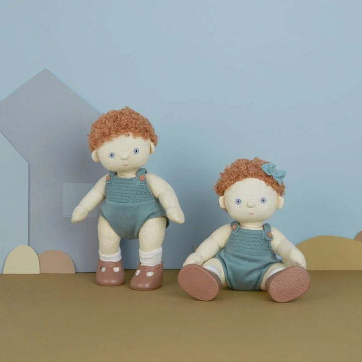 Myke dukker i ull med blå overalls og krøllete hår, perfekt som babygaver eller leketøy for små barn.