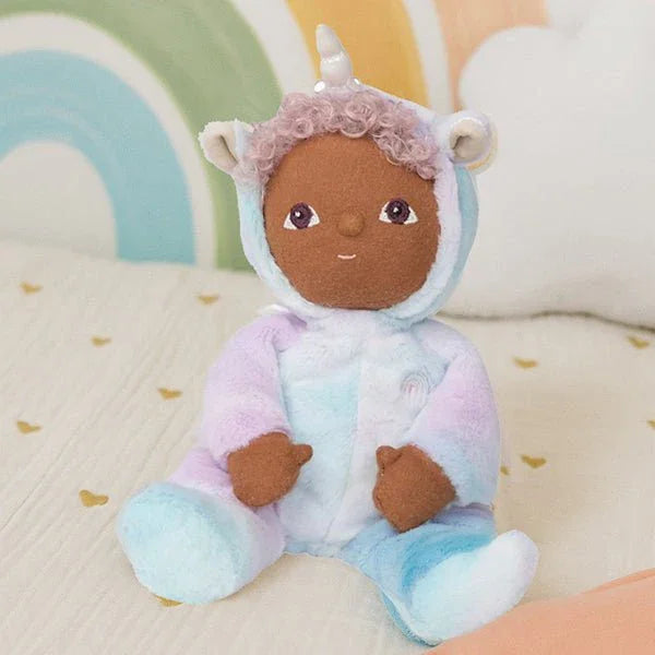 Myk unicorn babydukke i fargerikt ullkostyme, perfekt som leketøy for spedbarn og småbarn