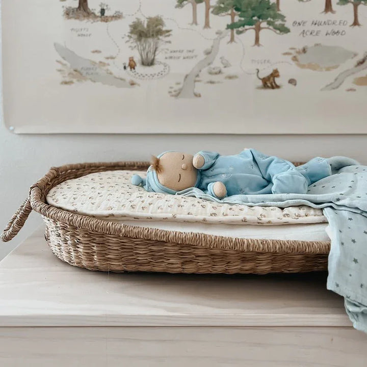 Baby i blå ullpyjamas sover i vevd kurv med stjernedekke, perfekt for nyfødte og små barn